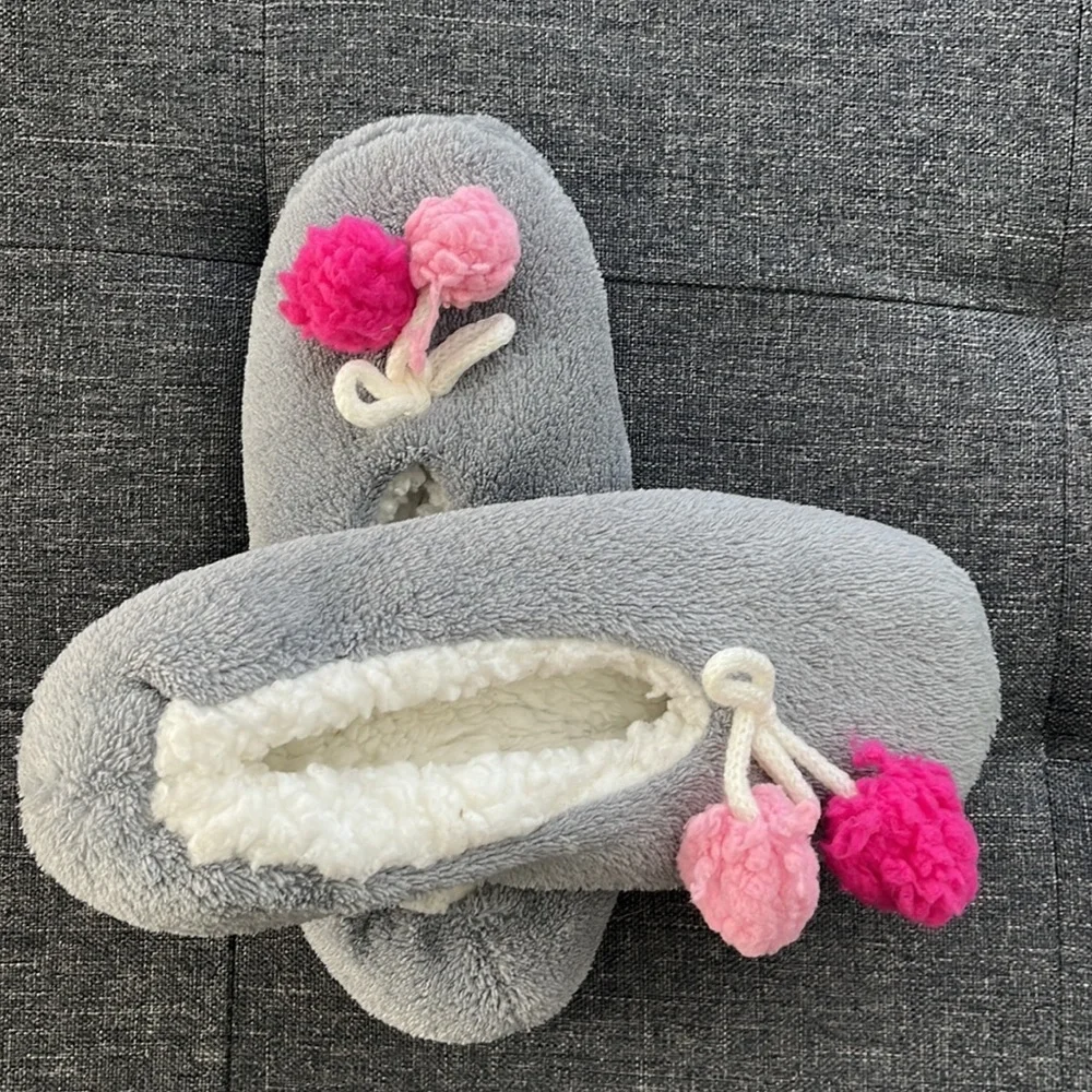 Gray Slippers with Pink Puffballs sz 6